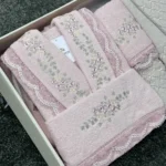 سرویس کامل حوله دونفره دانتل کرالیچه صورتی نسکافه ای - تصویر 2